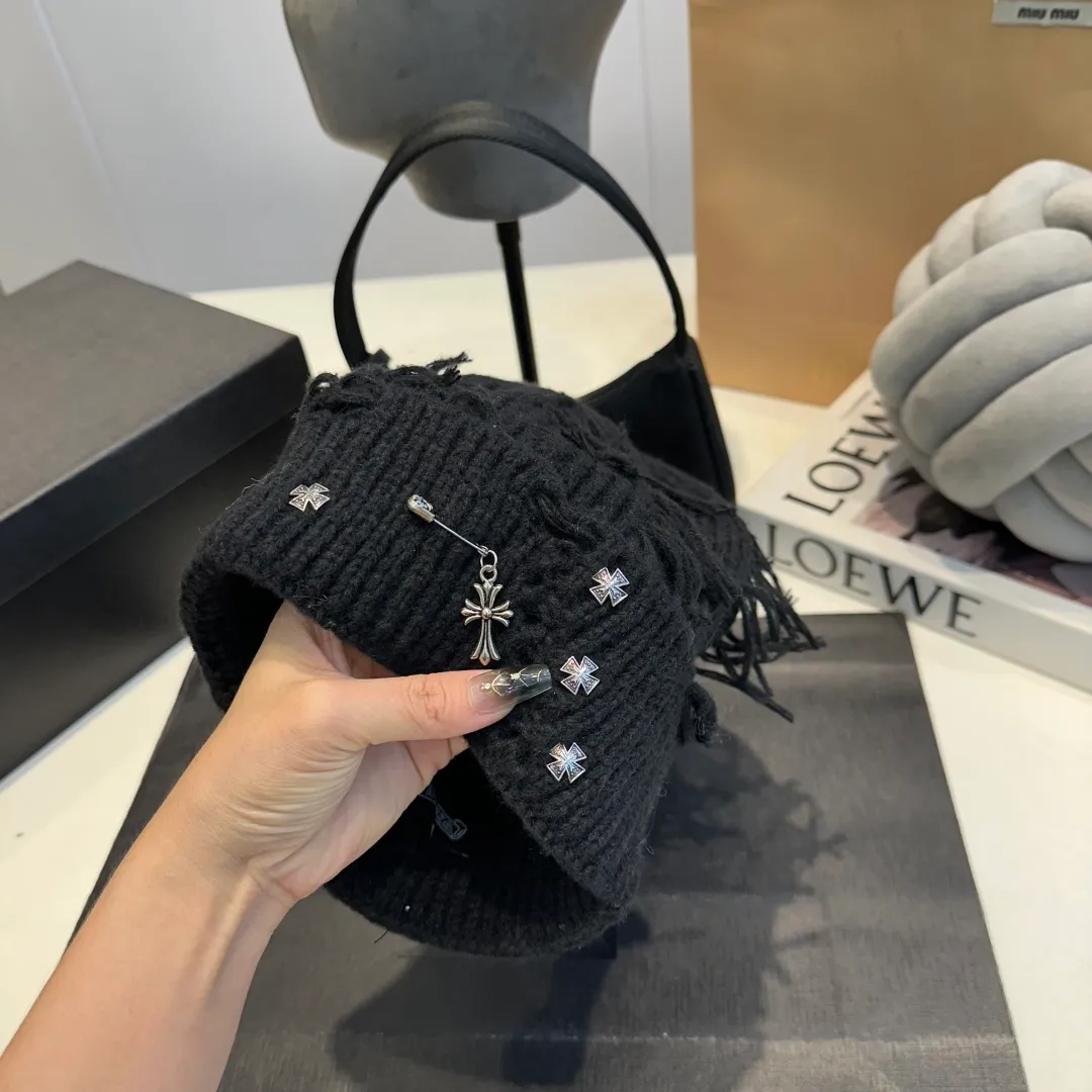 P60 Crow Heart Autumn and Winter Wool Knitted Beanie This must be the favorite of minimalism. It is clean, neat, fashionable and versatile, and will definitely not be picky about your face shape! A fashionable classic that lasts forever! Fashionable black and white can be purchased together